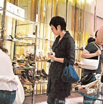 楊冪劉愷威青島買(mǎi)打折衣服