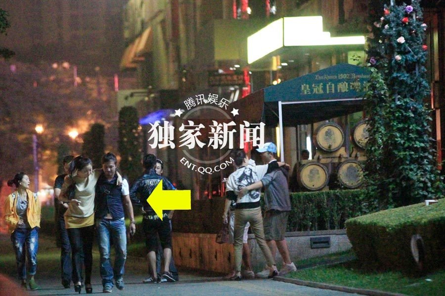 黃小蕾當(dāng)街豪放 與寶馬男相互摟抱共蒙一條頭巾