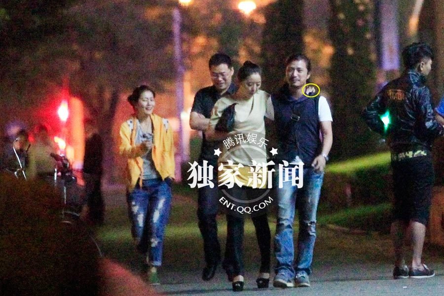 黃小蕾當(dāng)街豪放 與寶馬男相互摟抱共蒙一條頭巾