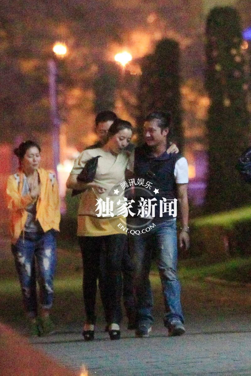 黃小蕾當街豪放 與寶馬男相互摟抱共蒙一條頭巾