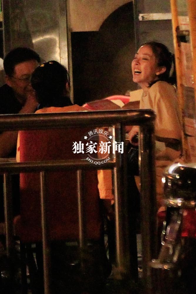 黃小蕾當(dāng)街豪放 與寶馬男相互摟抱共蒙一條頭巾