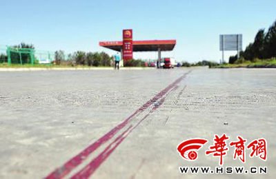 昨日上午，事發(fā)現(xiàn)場還能看到一百多米長的血痕