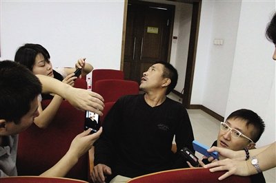 昨日，被害人李某脖子上的傷痕仍清晰可見(jiàn)。通訊員 朱冉 攝