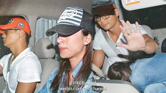 楊怡羅仲謙車震40分鐘被拍 見(jiàn)記者不敢抬頭