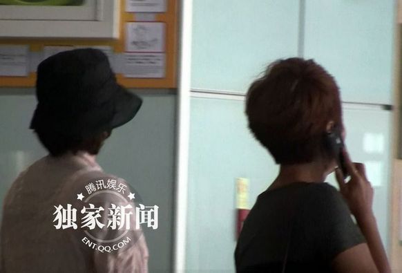 董卿穿著低調(diào)素顏獨(dú)行 面色疲憊似勞累過度