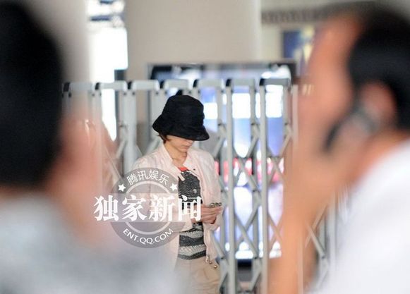 董卿穿著低調(diào)素顏獨行 面色疲憊似勞累過度