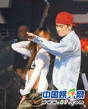 圖揭眾星意外出糗瞬間 女神王菲罕見(jiàn)走光照曝光