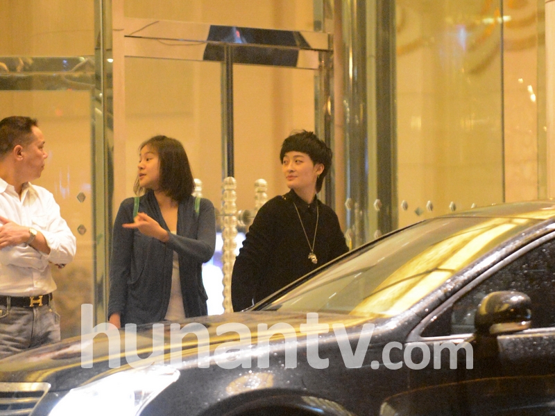 劉亦菲開豪車約會曾軼可 辣妹朋友美艷搶鏡