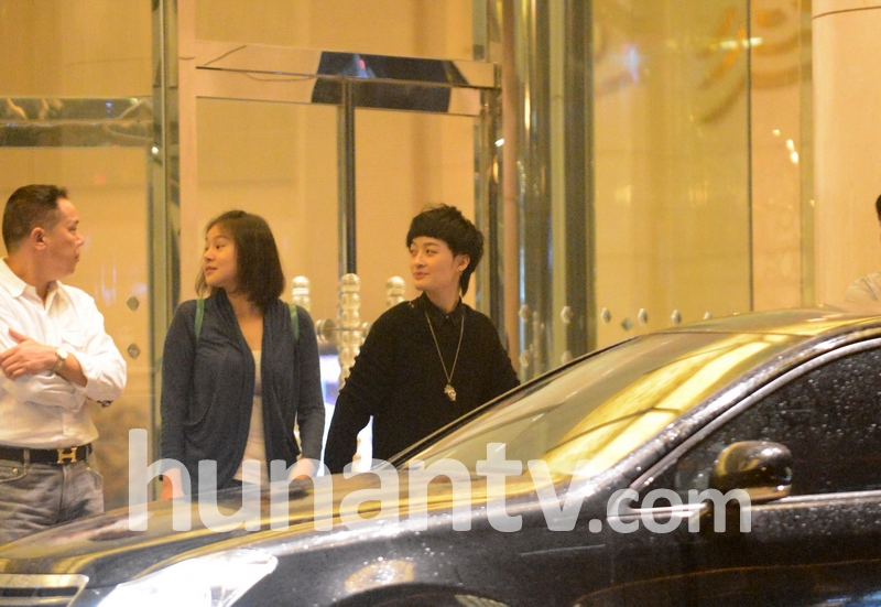 劉亦菲開豪車約會曾軼可 辣妹朋友美艷搶鏡