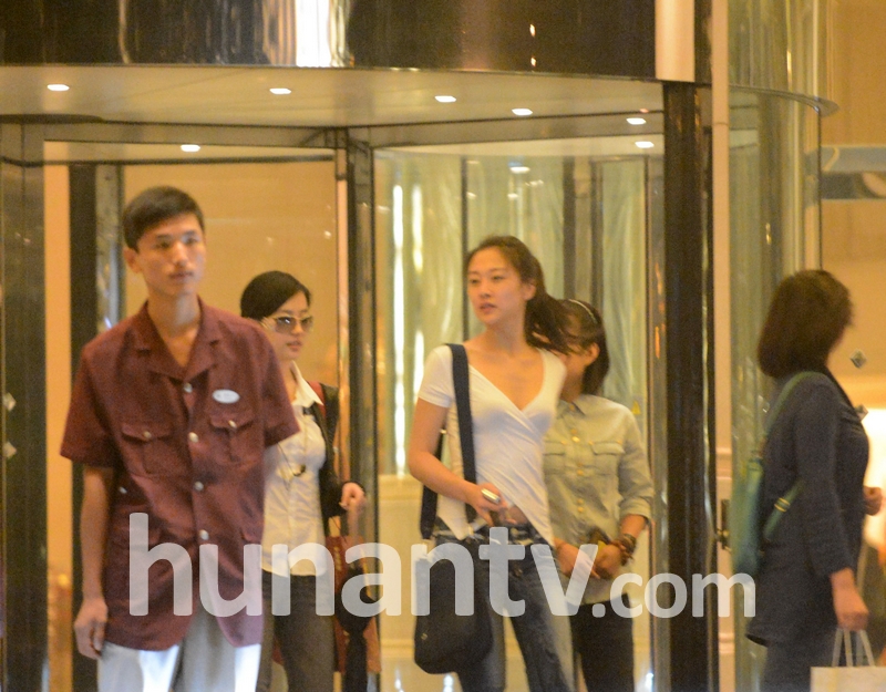 劉亦菲開豪車約會曾軼可 辣妹朋友美艷搶鏡