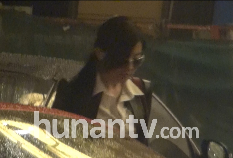 劉亦菲開(kāi)豪車約會(huì)曾軼可 辣妹朋友美艷搶鏡