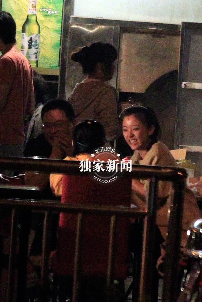 黃小蕾夜店醉酒 向?qū)汃R男投懷送抱