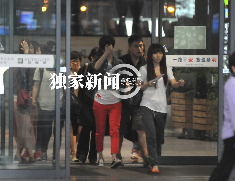 李宇春返京氣場強大 粉絲千里追隨