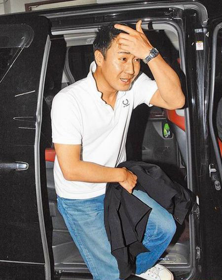 黎明日前被媒體追問婚變一事，表情尷尬