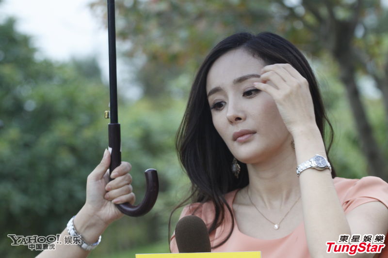 楊冪劉愷威當(dāng)眾玩親密 連衣裙繃出內(nèi)衣印