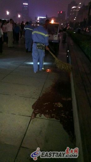 兩女子被運(yùn)走后，清潔人員著手清洗現(xiàn)場(chǎng)的血跡