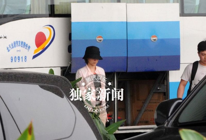 董卿低調(diào)裝扮素顏獨(dú)自回京 面色疲憊疑勞累過(guò)度