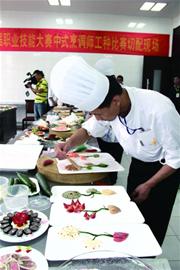 青島選食神蘿卜雕出海底世界 鮑魚(yú)菜1盤成本4千元