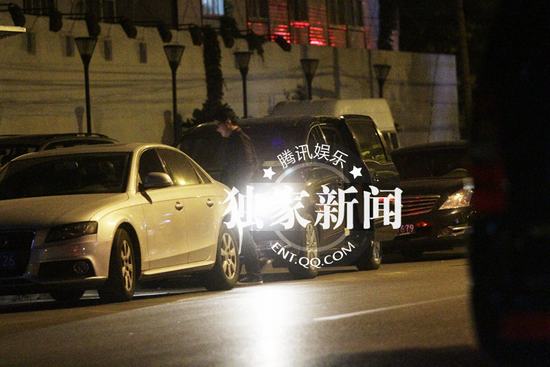 黎明與愛(ài)徒李治廷喝醉 北京千萬(wàn)元?jiǎng)e墅首曝光