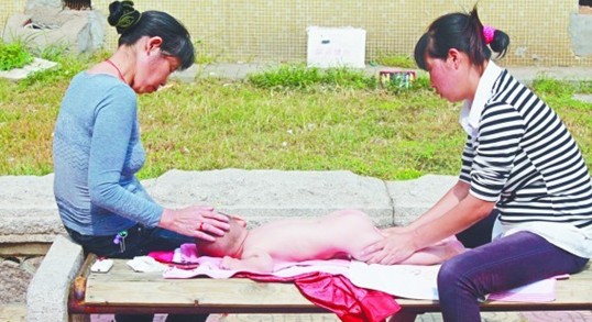 青島2男嬰被當(dāng)街脫光吹冷風(fēng)嗷嗷大哭 家長稱治腦癱