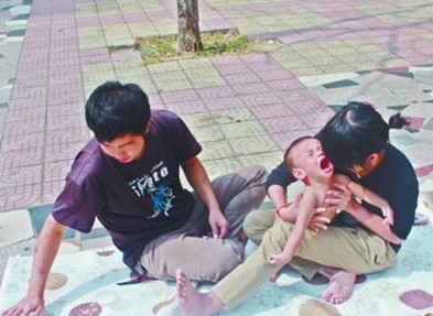 青島2男嬰被當(dāng)街脫光吹冷風(fēng)嗷嗷大哭 家長(zhǎng)稱治腦癱