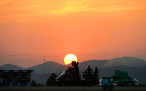 解放軍殲-11部隊展開夜間綜合戰(zhàn)術(shù)對抗訓練