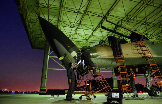 解放軍殲-11部隊(duì)展開夜間綜合戰(zhàn)術(shù)對(duì)抗訓(xùn)練