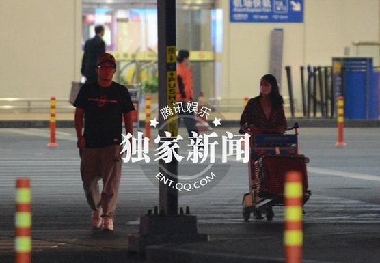 周冬雨遭富二代同學猛追 機場同行陪駕陪吃(組圖) 周冬雨遭富二代同學猛追 機場同行陪駕陪吃(組圖)