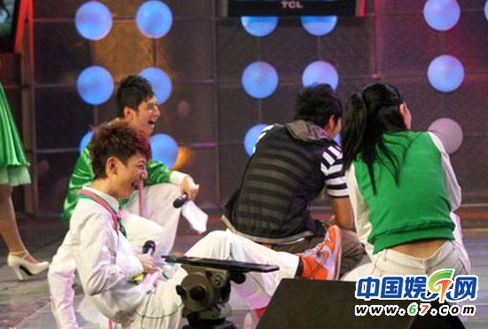 謝娜與評(píng)委爭執(zhí)翻白眼離場(chǎng) 曝翻臉內(nèi)幕(組圖)