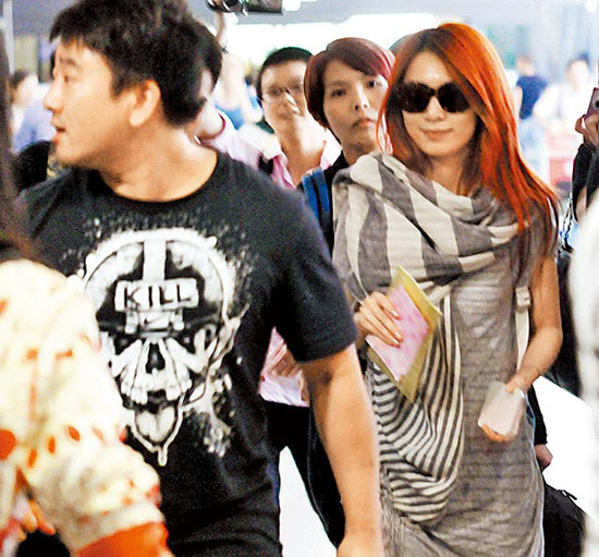 Hebe前天抵上海，左方的黑衣保鑣怒瞪靠近的男粉絲