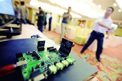 青島誕生中國(guó)芯 說(shuō)話(huà)擺動(dòng)作即可操控電視電腦