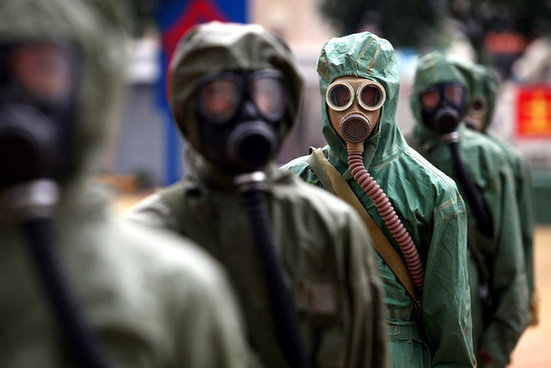 大學軍訓模擬核爆 學生頭戴防毒面具似生化危機