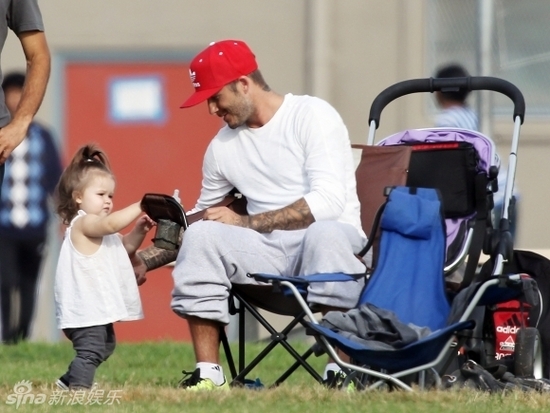 貝克漢姆攜寶貝女兒現(xiàn)綠茵場(chǎng) 父女親昵齊賣(mài)萌