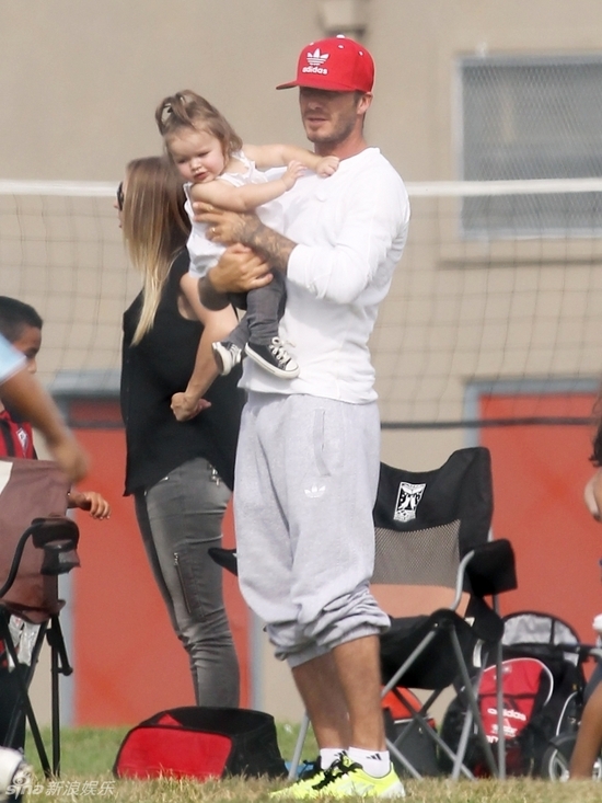貝克漢姆攜寶貝女兒現(xiàn)綠茵場(chǎng) 父女親昵齊賣萌