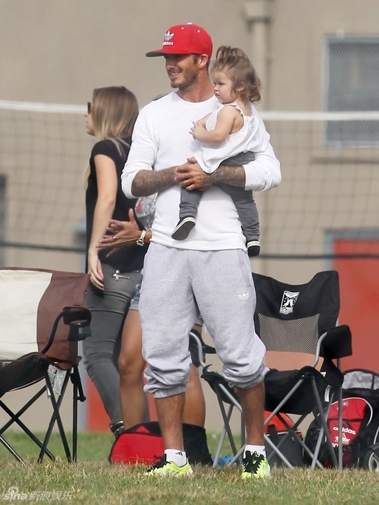 貝克漢姆攜寶貝女兒現(xiàn)綠茵場 父女親昵齊賣萌