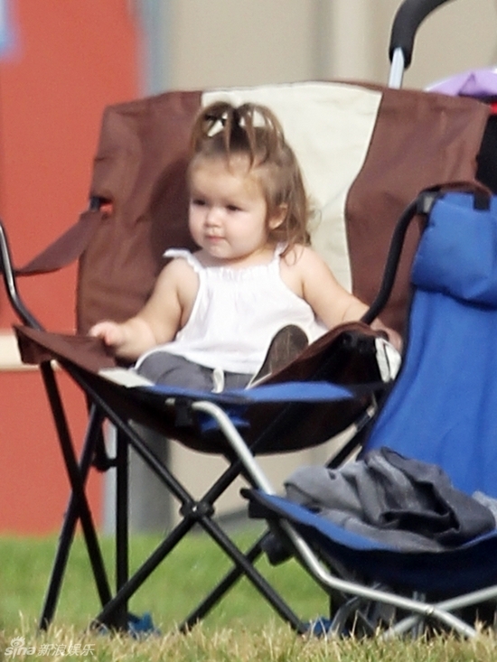 貝克漢姆攜寶貝女兒現(xiàn)綠茵場(chǎng) 父女親昵齊賣(mài)萌