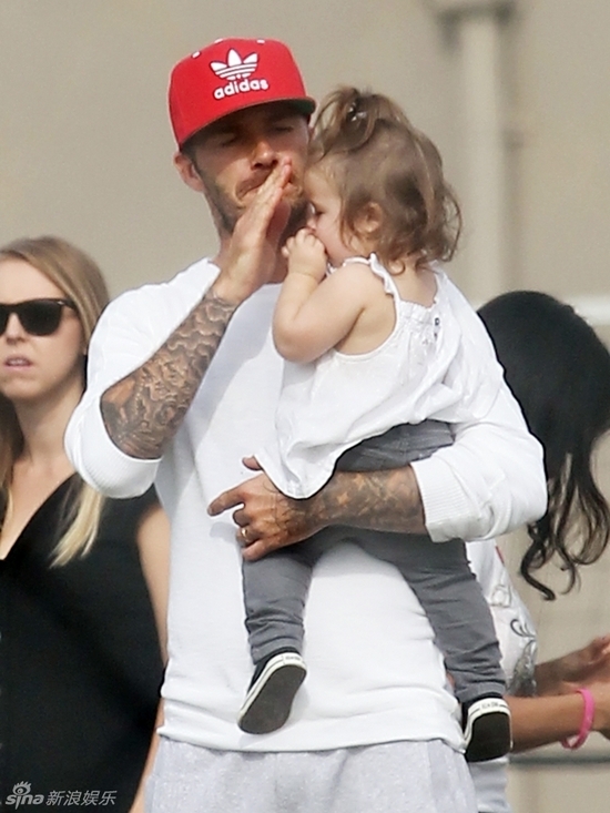 貝克漢姆攜寶貝女兒現(xiàn)綠茵場(chǎng) 父女親昵齊賣萌