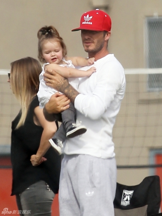 貝克漢姆攜寶貝女兒現(xiàn)綠茵場 父女親昵齊賣萌