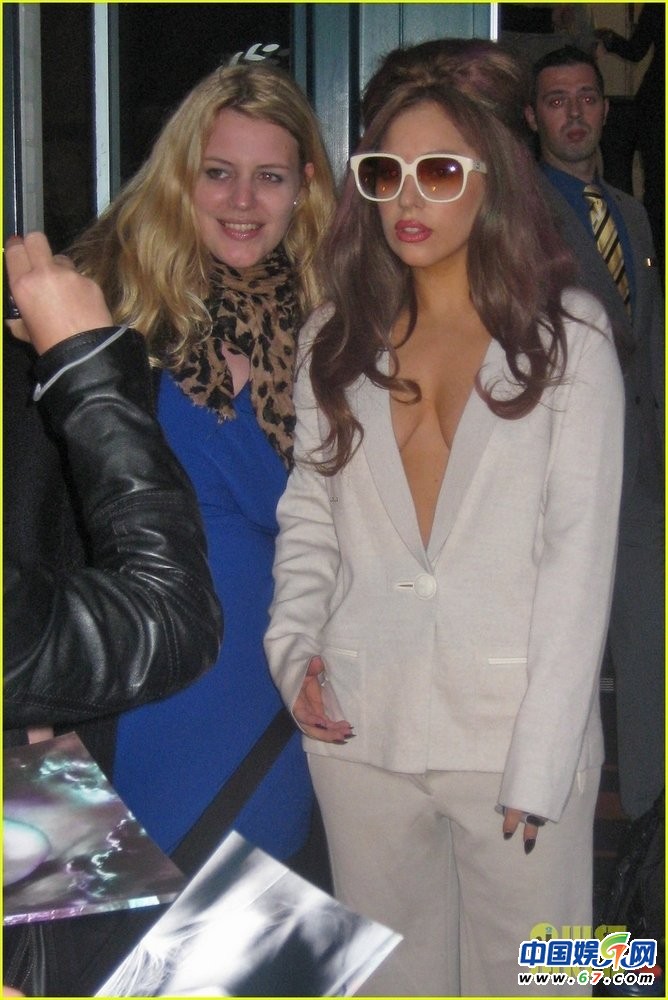 LadyGaga自曬內衣照現(xiàn)八字奶 網(wǎng)友直呼要瘋