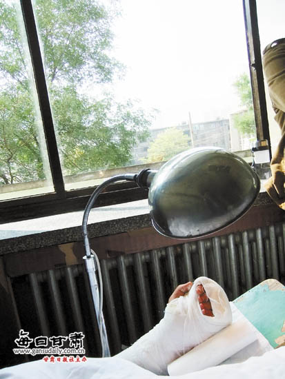 一名學(xué)生的手差點被砍斷。本報記者張學(xué)江攝