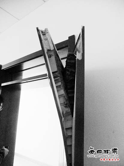 宿舍門被踹壞。本報(bào)記者張學(xué)江攝