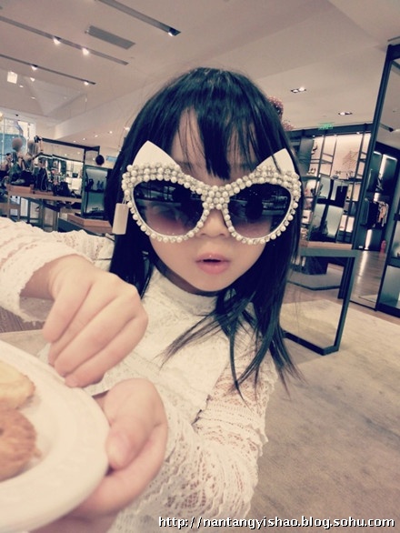 高曉松5歲女兒近照曝光 嬌妻白嫩女兒調皮可愛