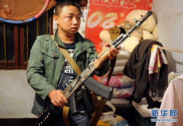 便衣刑警貴陽緝槍實拍 民居中搜出槍支彈藥