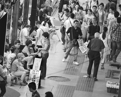 月餅黃牛中秋月入過萬 餅屋花數(shù)萬元請(qǐng)保安驅(qū)趕