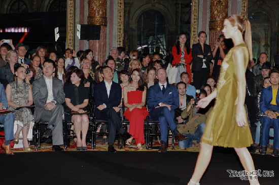 高圓圓亮相時裝周 最炫民族紅裝扮大氣典雅