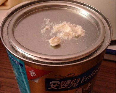 美贊臣奶粉喝出異物 客服稱(chēng)不放心可扔掉另買(mǎi)