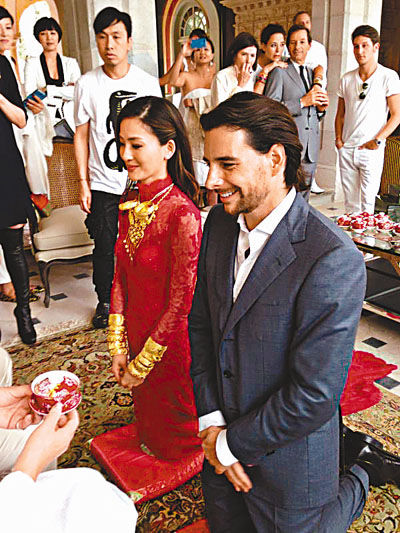 周汶錡與法籍老公跪地敬茶