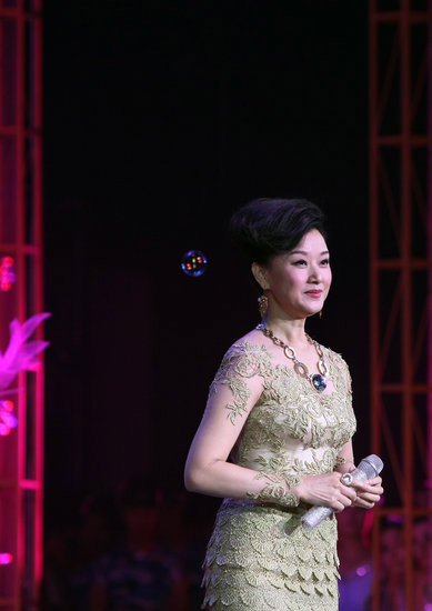 宋祖英獻(xiàn)唱天津國慶晚會(huì)