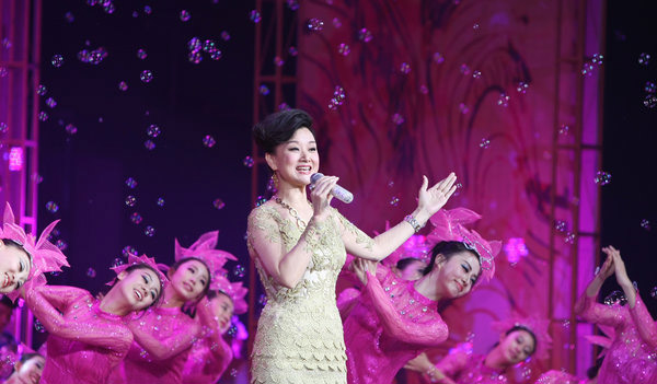 宋祖英獻(xiàn)唱天津國慶晚會(huì)