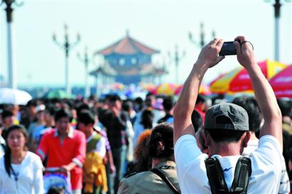 6大景區(qū)1天納客37萬 迎首個(gè)高峰